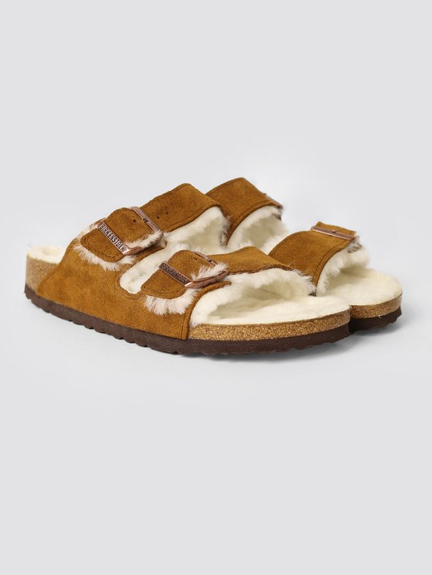 Birkenstock Arizona Shearling - Suède Big Buckle Slippers - Cognac Ontdek de Arizona Shearling suède big buckle slippers van Birkenstock in de kleur cognac bij Orangebag. Op werkdagen voor 21:45 besteld, morgen in huis.