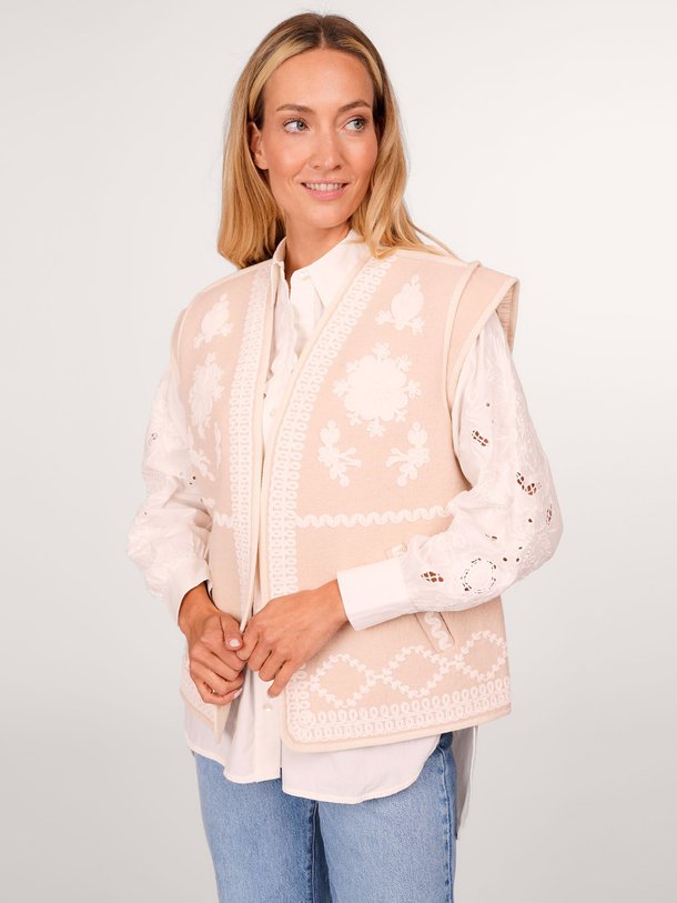 Ontdek de Andrew wollen gilet met borduursel van Louise Misha in de kleur crème bij Orangebag. Op werkdagen voor 21:45 besteld, morgen in huis.