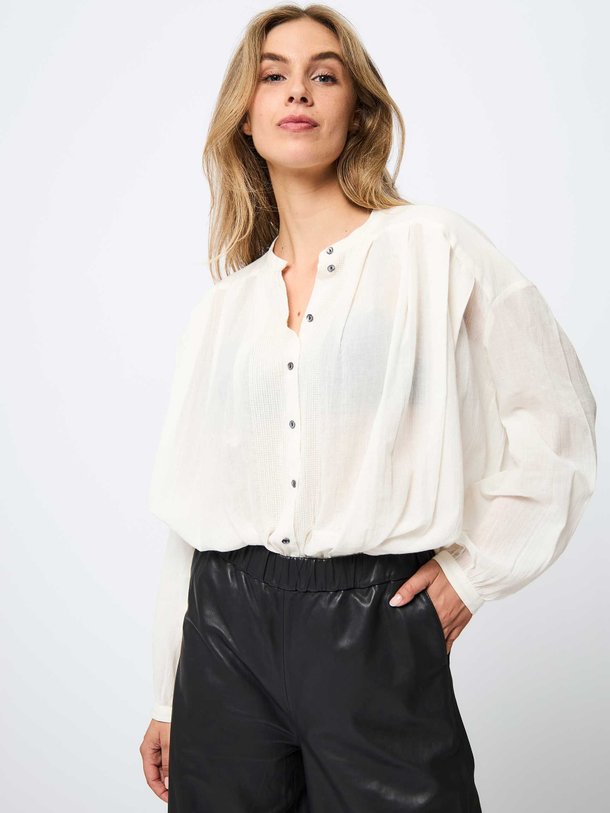 Ontdek de Imran katoenen oversized blouse van Ruby Tuesday in de kleur off-white bij Orangebag. Op werkdagen voor 21:45 besteld, morgen in huis.