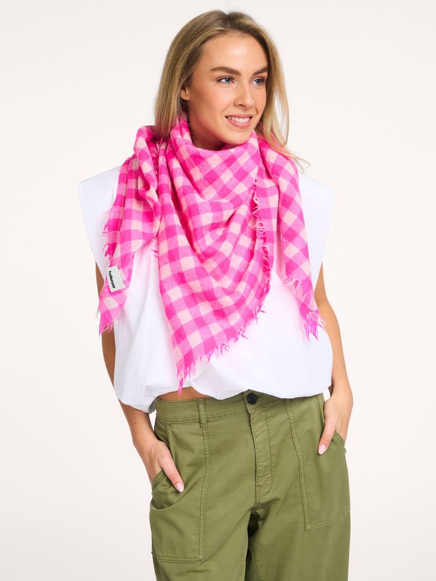 Ontdek de Sunn wollen geruite sjaal van Bellerose in de kleur Roze bij Orangebag. Op werkdagen voor 21:45 besteld, morgen in huis.
