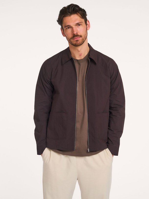 Ontdek de Virgil organic cotton jack van NN.07 in de kleur Donkerbruin bij Orangebag. Op werkdagen voor 21:45 besteld, morgen in huis.