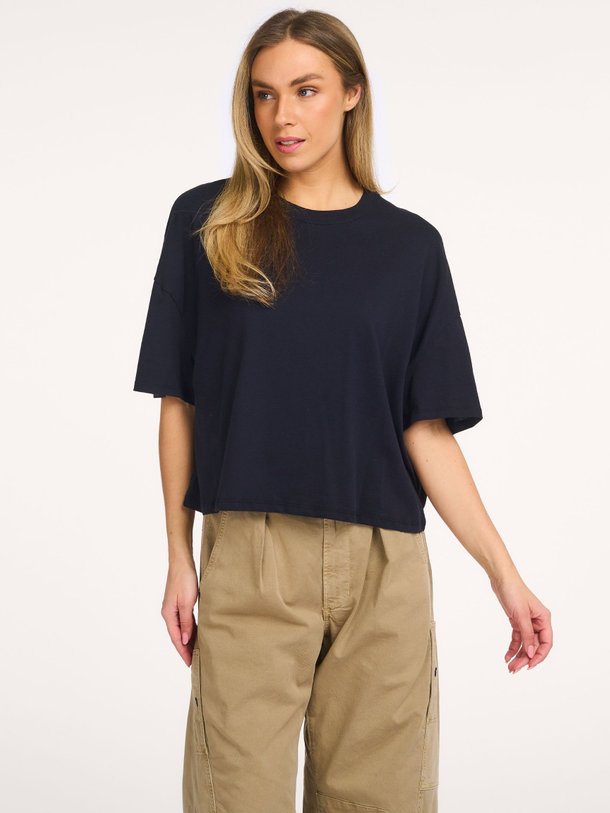 Ontdek de M007 organic cotton T-shirt van Majestic Filatures in de kleur Donkerblauw bij Orangebag. Op werkdagen voor 21:45 besteld, morgen in huis.