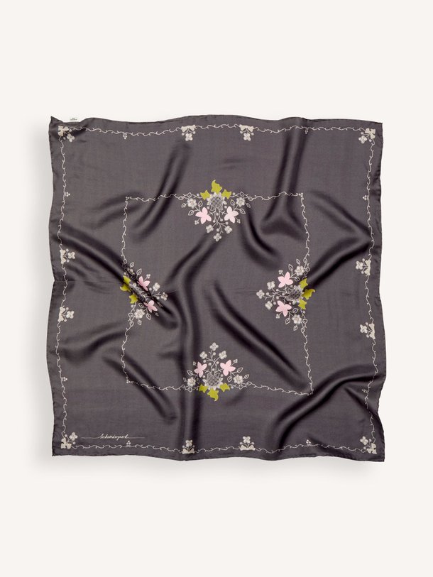 Ontdek de Brodaria zijden sjaal met bloemen print van Becksondergaard in de kleur Antraciet bij Orangebag. Op werkdagen voor 21:45 besteld, morgen in huis.