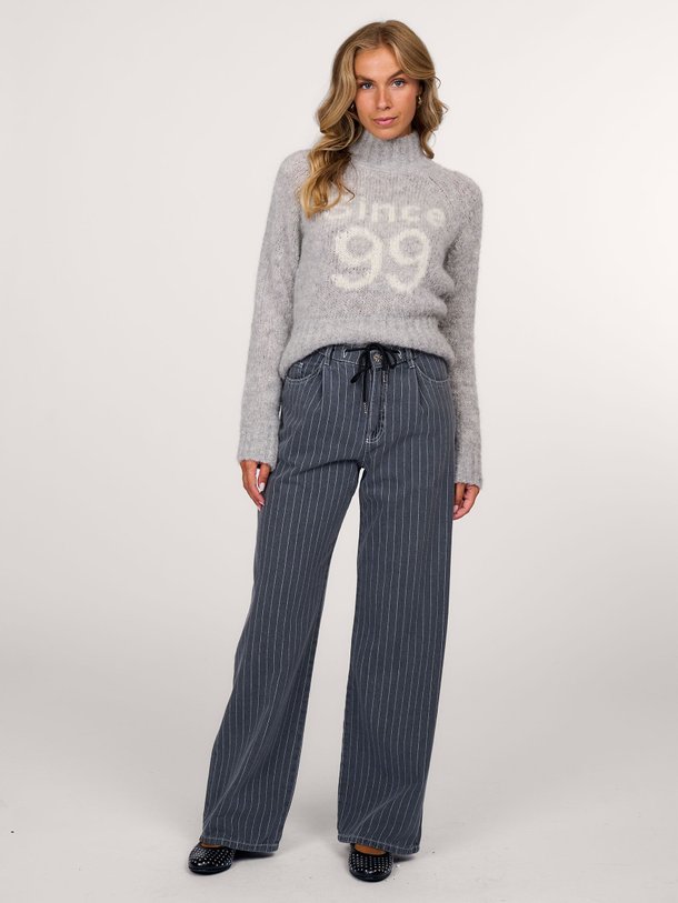 Ontdek de Nanny high waist wide leg jeans met krijtstreep van Baum und Pferdgarten in de kleur donkergrijs bij Orangebag. Op werkdagen voor 21:45 besteld, morgen in huis.