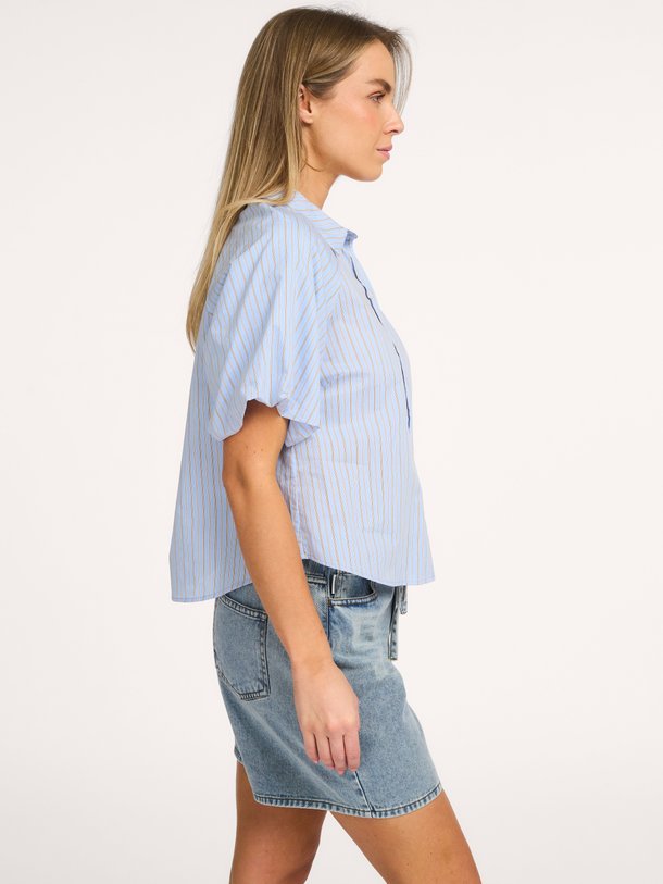 Ontdek de Augusta organic cotton mix gestreepte blouse van Modstrom in de kleur Blauw bij Orangebag. Op werkdagen voor 21:45 besteld, morgen in huis.