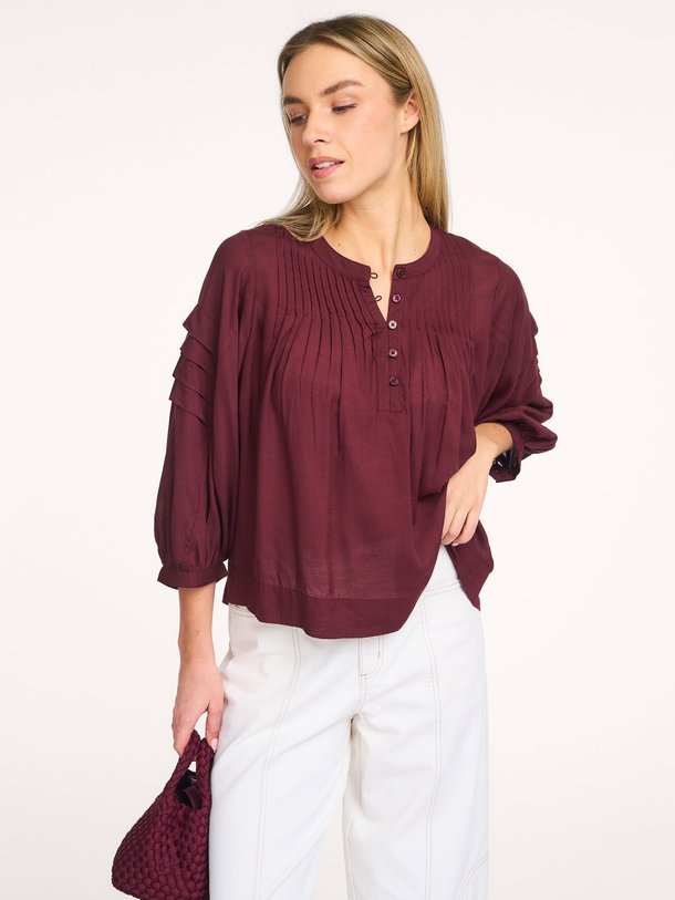 Ontdek de Freya modal top van Alchemist in de kleur Bordeauxrood bij Orangebag. Op werkdagen voor 21:45 besteld, morgen in huis.