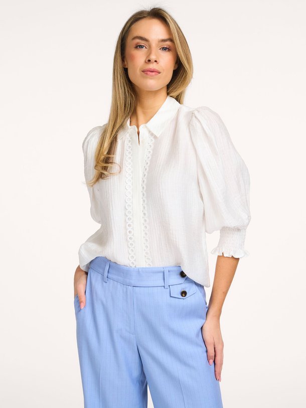 Ontdek de Tassy viscosemix blouse van Co'Couture in de kleur Wit bij Orangebag. Op werkdagen voor 21:45 besteld, morgen in huis.