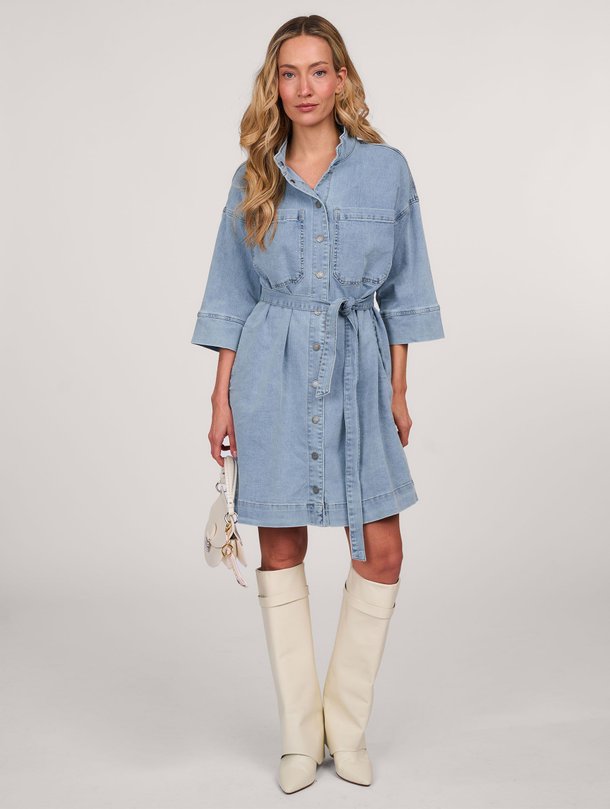 Ontdek de Lara denim jurk van My Essential Wardrobe in de kleur lichtblauw bij Orangebag. Op werkdagen voor 21:45 besteld, morgen in huis.