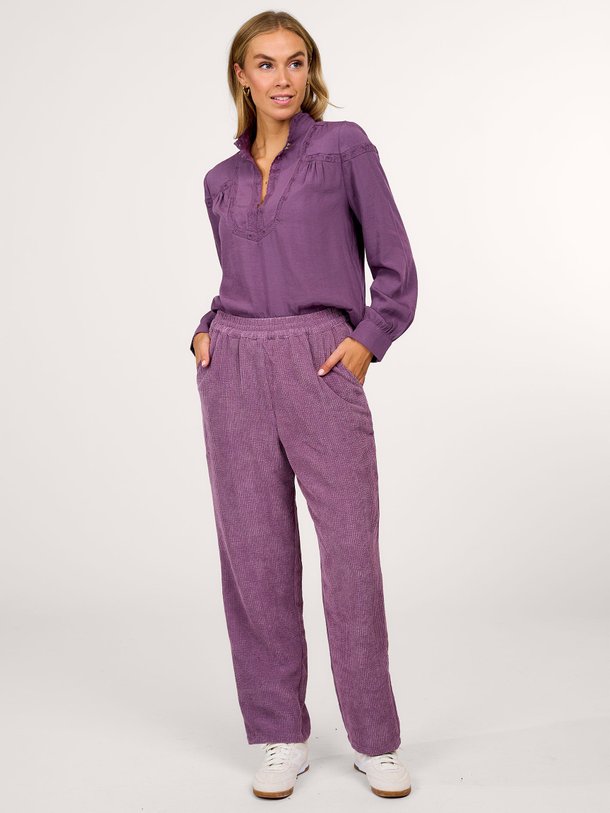 Ontdek de Bill katoenmix ribcord broek van Lollys Laundry in de kleur lila bij Orangebag. Op werkdagen voor 21:45 besteld, morgen in huis.