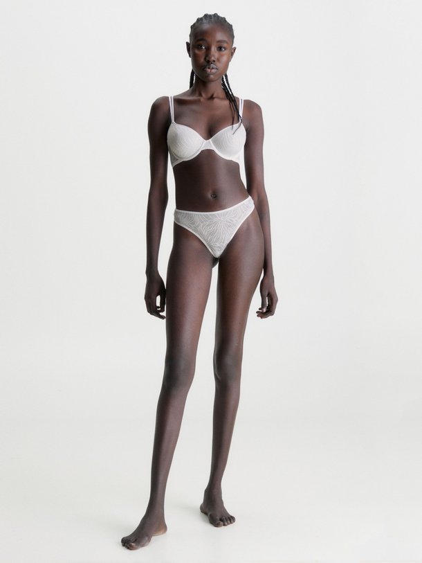 Ontdek de Kanten string van Calvin Klein in de kleur off-white bij Orangebag. Op werkdagen voor 21:45 besteld, morgen in huis.
