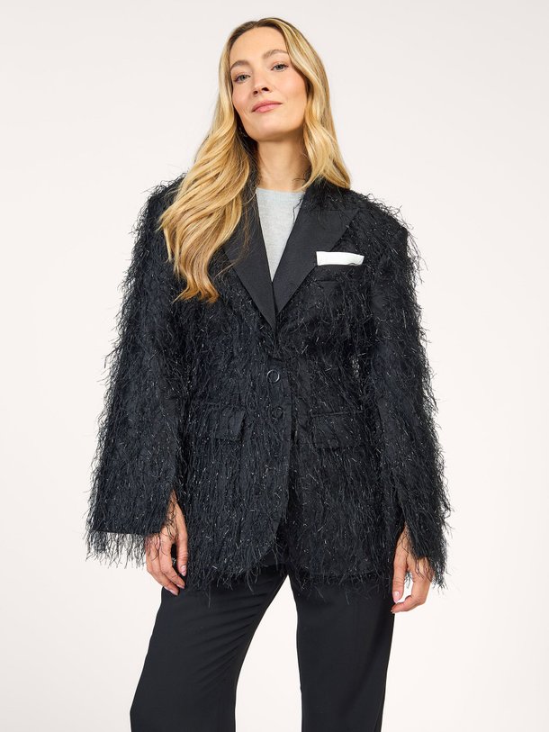 Ontdek de Alba geweven blazer met franjes van DAY Birger et Mikkelsen in de kleur zwart bij Orangebag. Op werkdagen voor 21:45 besteld, morgen in huis.