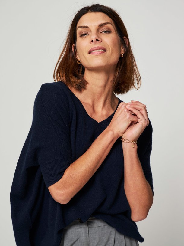 Ontdek de Kate cashmere trui van Absolut Cashmere in de kleur donkerblauw bij Orangebag. Op werkdagen voor 21:45 besteld, morgen in huis.