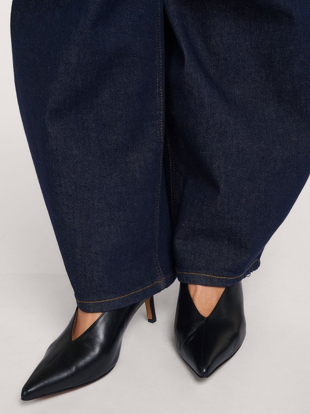 Ontdek de Phia lederen pumps van Anonymous Copenhagen in de kleur Zwart bij Orangebag. Op werkdagen voor 21:45 besteld, morgen in huis.