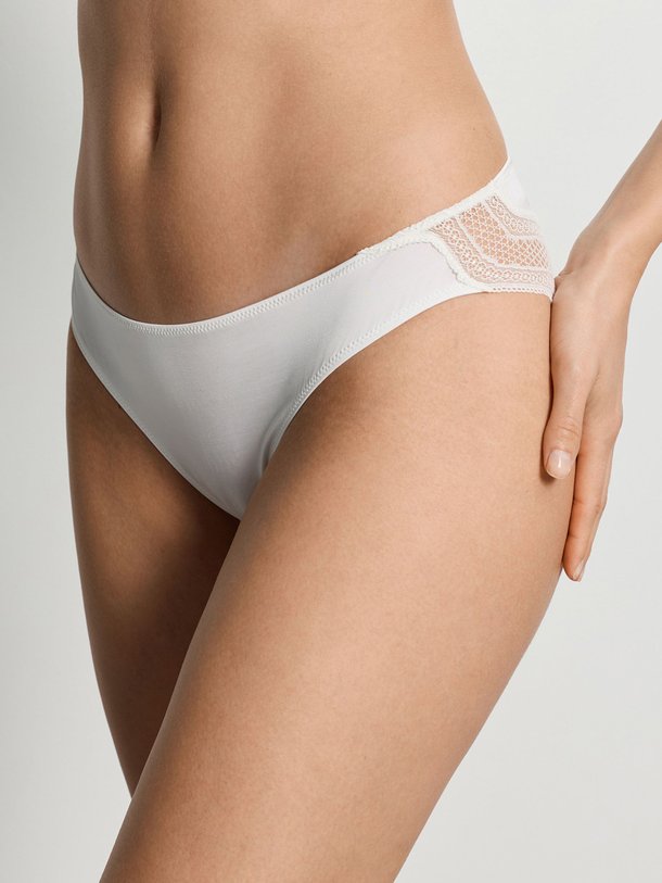 Ontdek de Cira viscosemix slip van Hanro in de kleur Off-white bij Orangebag. Op werkdagen voor 21:45 besteld, morgen in huis.