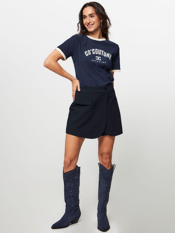 Ontdek de Vola geweven skort van Co'Couture in de kleur donkerblauw bij Orangebag. Op werkdagen voor 21:45 besteld, morgen in huis.
