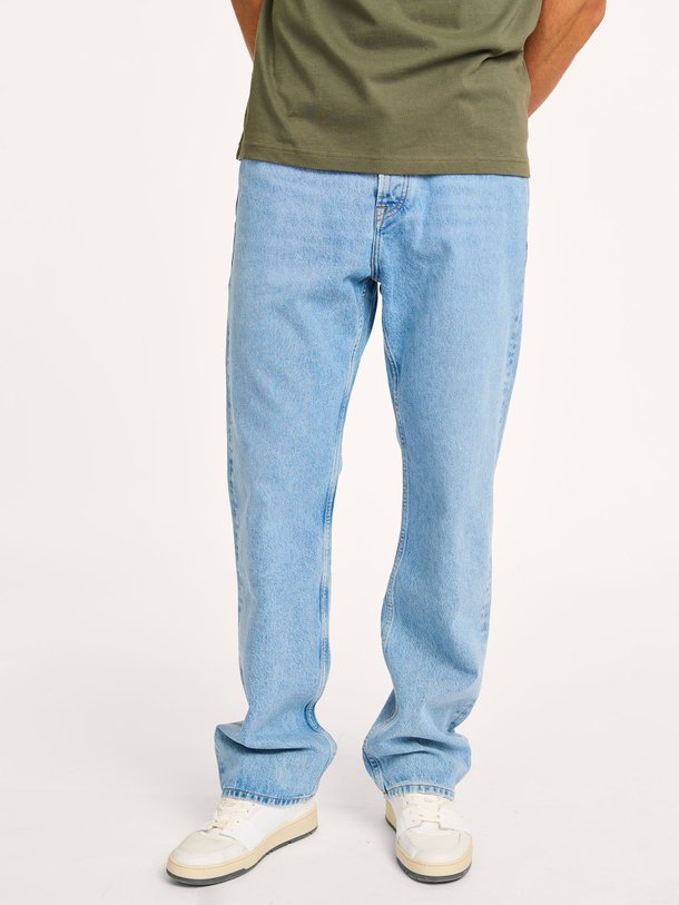 Ontdek de Eddie regular waist slim fit jeans van Samsoe Samsoe in de kleur blauw bij Orangebag. Op werkdagen voor 21:45 besteld, morgen in huis.