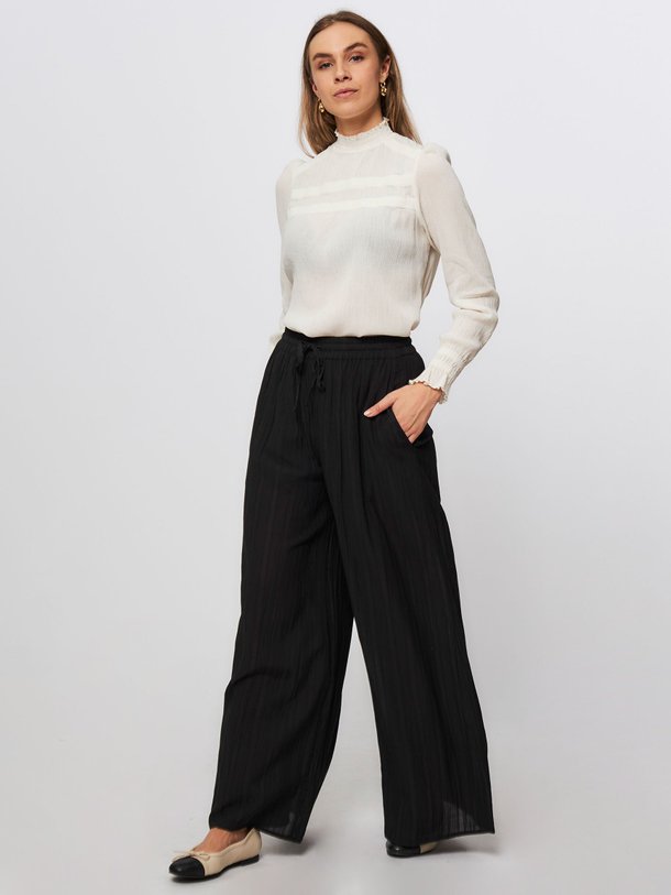 Ontdek de Bella katoenen top met structuur van Alchemist in de kleur off-white bij Orangebag. Op werkdagen voor 21:45 besteld, morgen in huis.