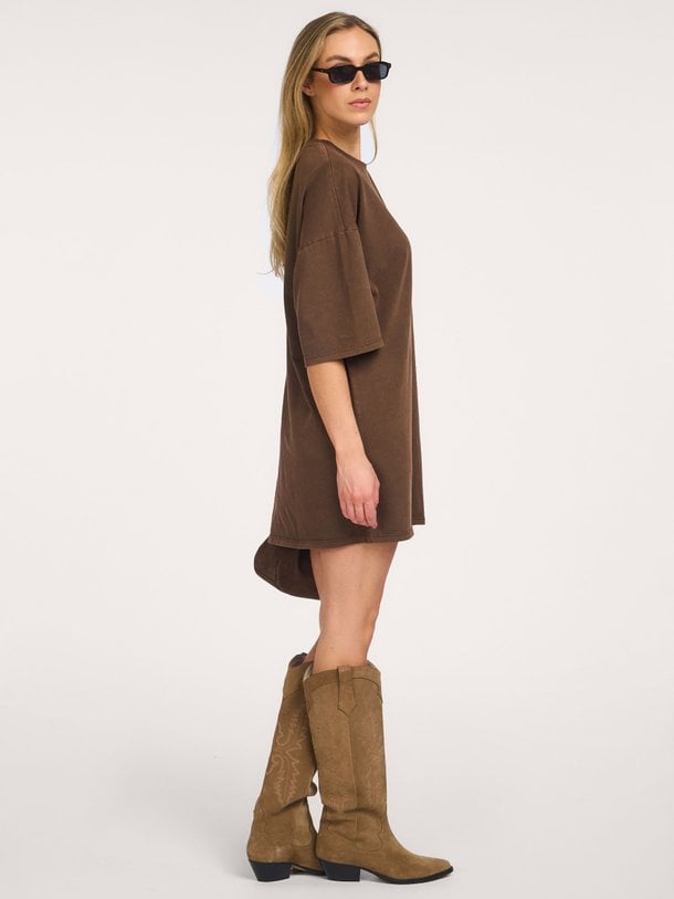 Ontdek de ladies knitted Alix t-shirt dress van Alix The Label bij Orangebag. Op werkdagen voor 21:45 besteld, morgen in huis.