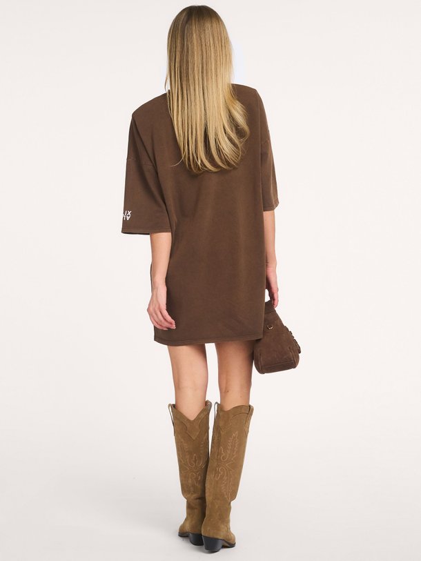 Ontdek de ladies knitted Alix t-shirt dress van Alix The Label bij Orangebag. Op werkdagen voor 21:45 besteld, morgen in huis.