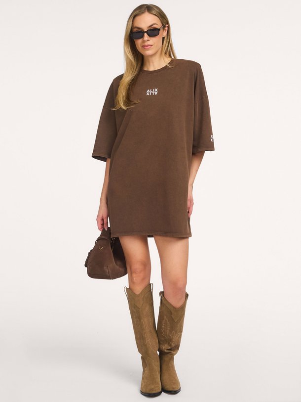 Ontdek de ladies knitted Alix t-shirt dress van Alix The Label bij Orangebag. Op werkdagen voor 21:45 besteld, morgen in huis.