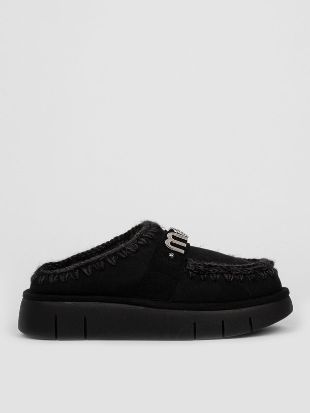 Ontdek de Bounce suède logo instappers van Mou in de kleur zwart bij Orangebag. Op werkdagen voor 21:45 besteld, morgen in huis.