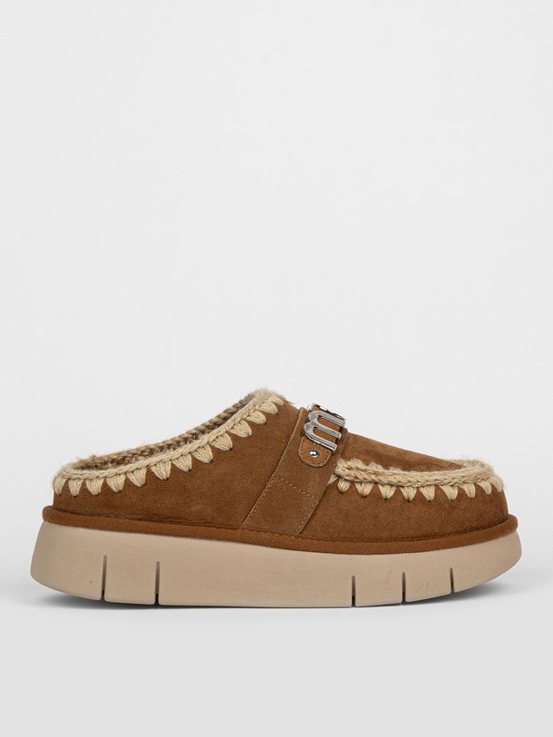 Ontdek de Bounce suède logo instappers van Mou in de kleur cognac bij Orangebag. Op werkdagen voor 21:45 besteld, morgen in huis.