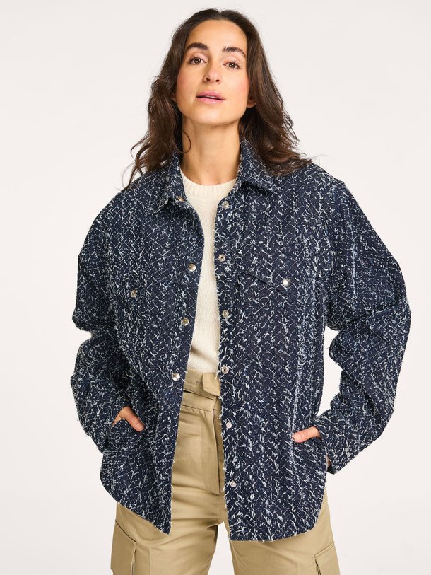 Ontdek de Velini denim jasje van Iro in de kleur Donkerblauw bij Orangebag. Op werkdagen voor 21:45 besteld, morgen in huis.