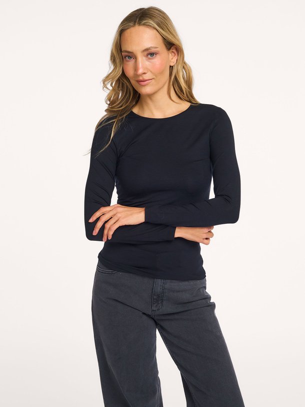 Ontdek de Soft Touch Modalmix longsleeve van Hanro in de kleur zwart bij Orangebag. Op werkdagen voor 21:45 besteld, morgen in huis.