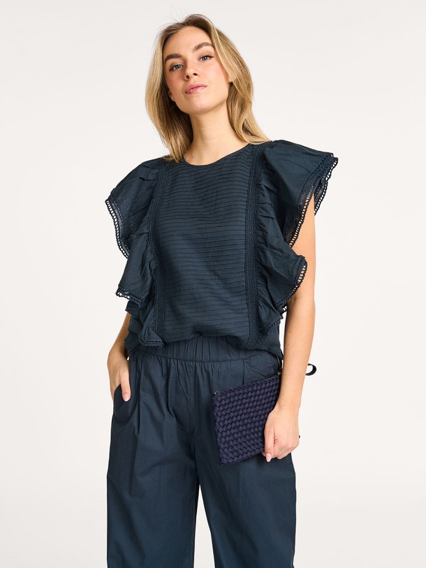 Ontdek de Selby katoenen top met ruches en broderie van By-Bar in de kleur donkerblauw bij Orangebag. Op werkdagen voor 21:45 besteld, morgen in huis.