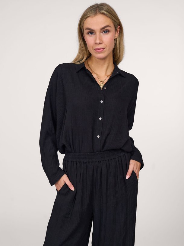 Ontdek de Rosan viscosemix blouse van Knit-ted in de kleur zwart bij Orangebag. Op werkdagen voor 21:45 besteld, morgen in huis.