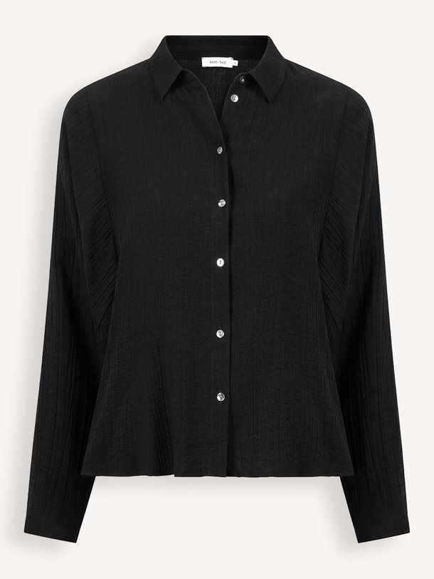 Ontdek de Rosan viscosemix blouse van Knit-ted in de kleur zwart bij Orangebag. Op werkdagen voor 21:45 besteld, morgen in huis.