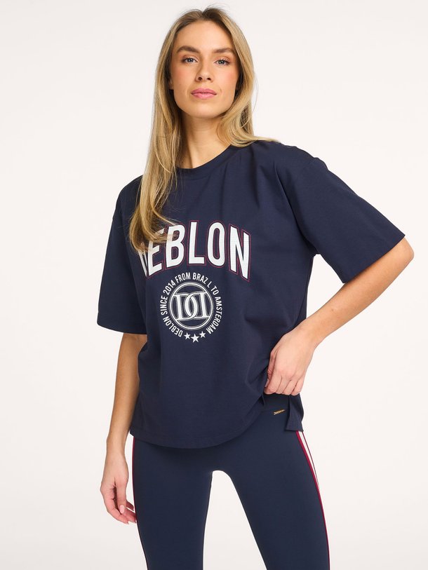 Ontdek de Luan katoenen logo T-shirt van Deblon in de kleur Donkerblauw bij Orangebag. Op werkdagen voor 21:45 besteld, morgen in huis.