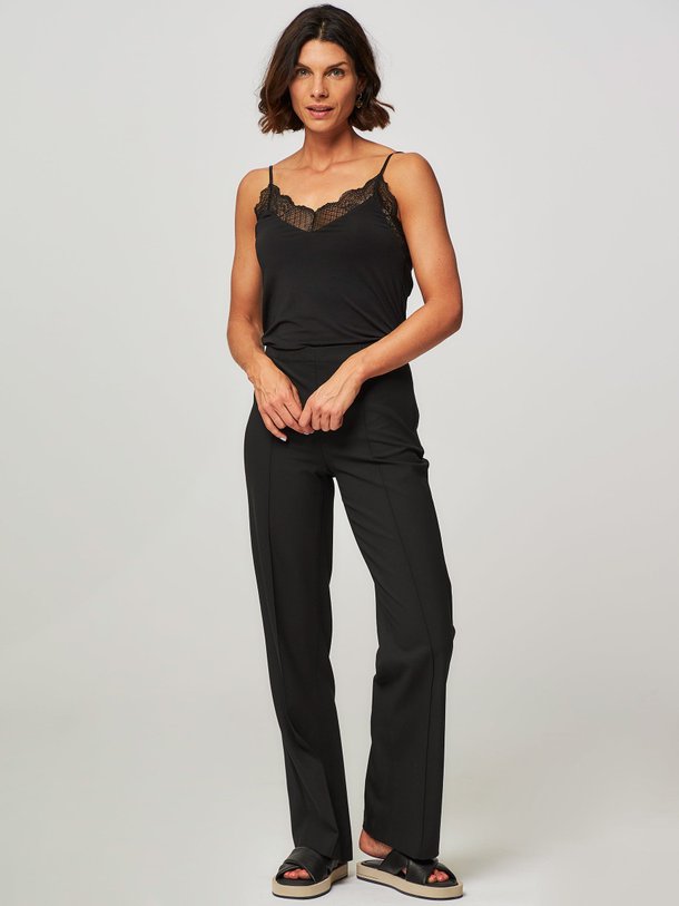 Ontdek de Recycled Sportina Pirla Pants van Mads Norgaard bij Orangebag. Op werkdagen voor 21:45 besteld, morgen in huis.