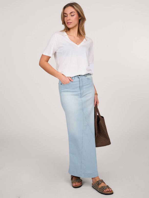 Ontdek de Onda denim maxi rok van Lois in de kleur lichtblauw bij Orangebag. Op werkdagen voor 21:45 besteld, morgen in huis.