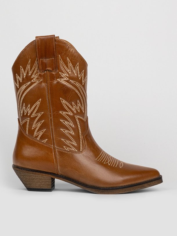 Ontdek de Frances lederen lage western boots van Ivylee Copenhagen in de kleur cognac bij Orangebag. Op werkdagen voor 21:45 besteld, morgen in huis.