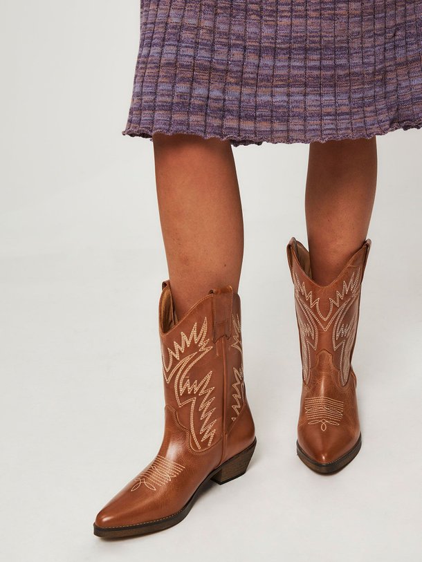 Ontdek de Frances lederen lage western boots van Ivylee Copenhagen in de kleur cognac bij Orangebag. Op werkdagen voor 21:45 besteld, morgen in huis.