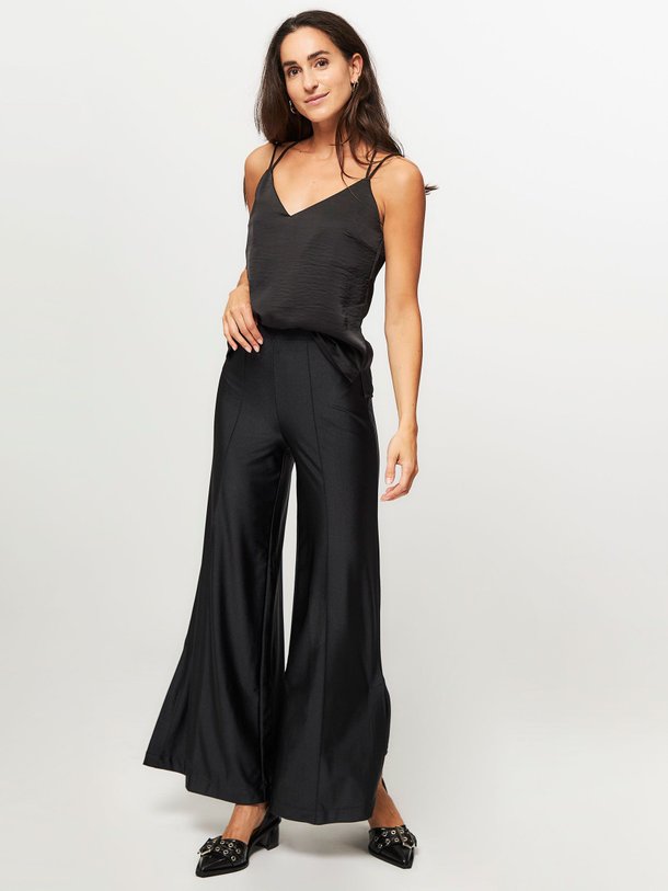 Ontdek de Indie elastische wide leg broek van Notes du Nord in de kleur zwart bij Orangebag. Op werkdagen voor 21:45 besteld, morgen in huis.