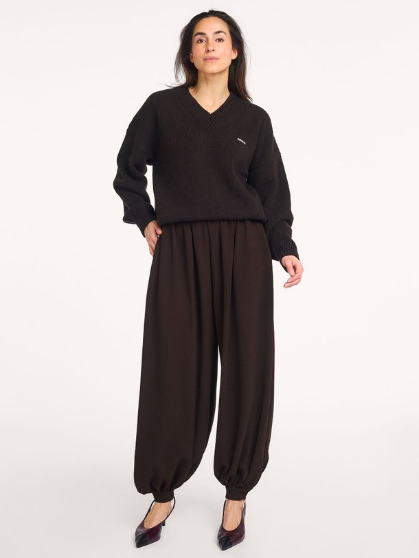 Ontdek de Nicola geweven balloon fit broek van Rotate Birger Christensen in de kleur Donkerbruin bij Orangebag. Op werkdagen voor 21:45 besteld, morgen in huis.