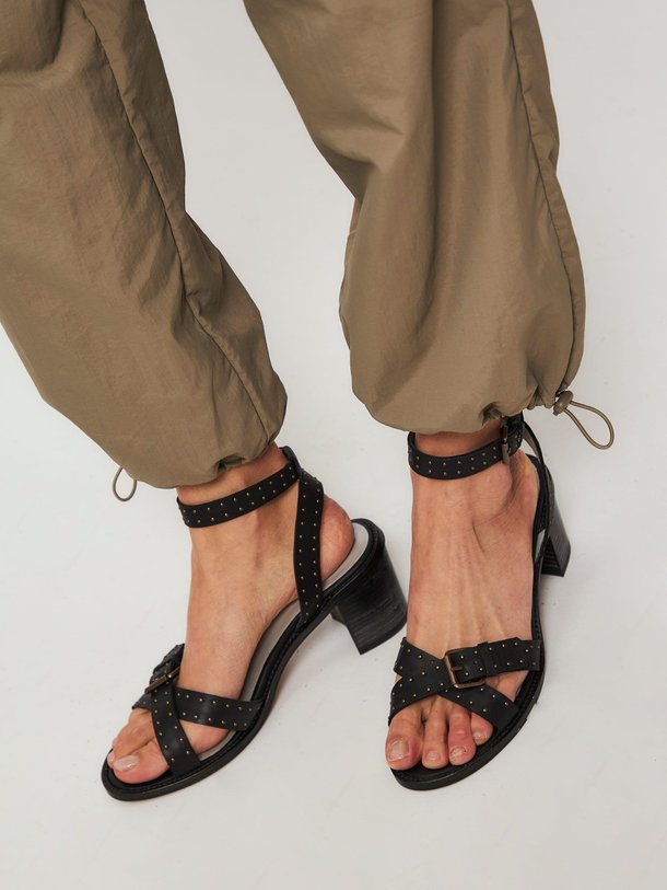 Ontdek de Queens lederen sandalen met studs van Silver Grace in de kleur zwart bij Orangebag. Op werkdagen voor 21:45 besteld, morgen in huis.