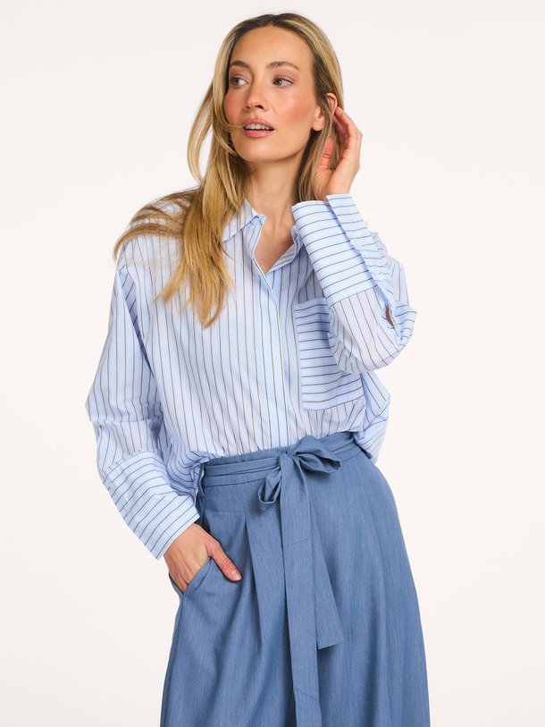 Ontdek de Feline katoenmix gestreepte blouse van Co'Couture in de kleur Lichtblauw bij Orangebag. Op werkdagen voor 21:45 besteld, morgen in huis.