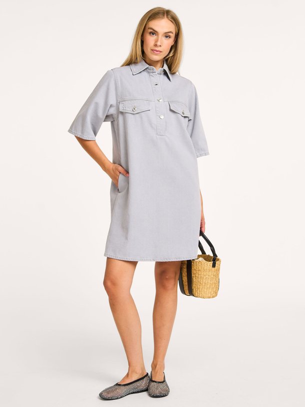 Ontdek de Esso denim jurk van Second Female in de kleur lichtgrijs bij Orangebag. Op werkdagen voor 21:45 besteld, morgen in huis.