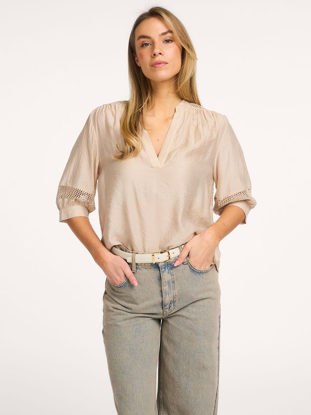 Ontdek de Gwenda rayonmix top van Co'Couture in de kleur Champagne bij Orangebag. Op werkdagen voor 21:45 besteld, morgen in huis.