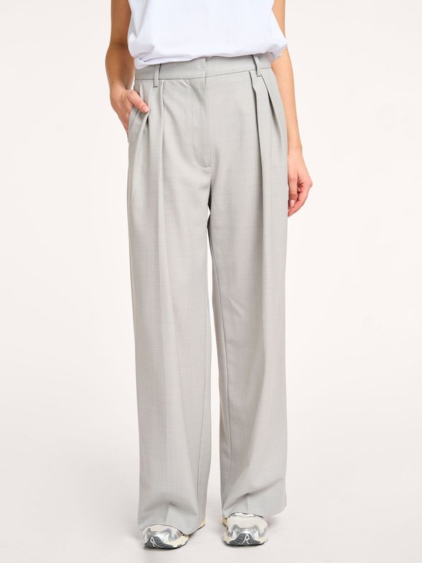 Ontdek de Samuel wolmix pantalon van DAY Birger et Mikkelsen in de kleur lichtgrijs bij Orangebag. Op werkdagen voor 21:45 besteld, morgen in huis.