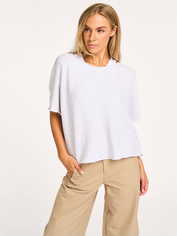 Ontdek de Atubay katoenmix T-shirt van American Vintage in de kleur lichtgrijs bij Orangebag. Op werkdagen voor 21:45 besteld, morgen in huis.