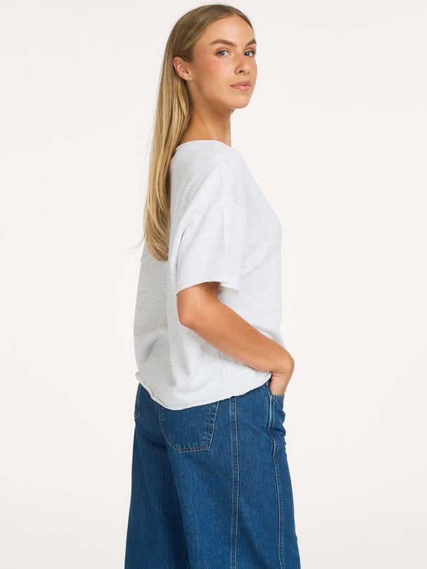 Ontdek de Atubay katoenmix T-shirt van American Vintage in de kleur lichtgrijs bij Orangebag. Op werkdagen voor 21:45 besteld, morgen in huis.