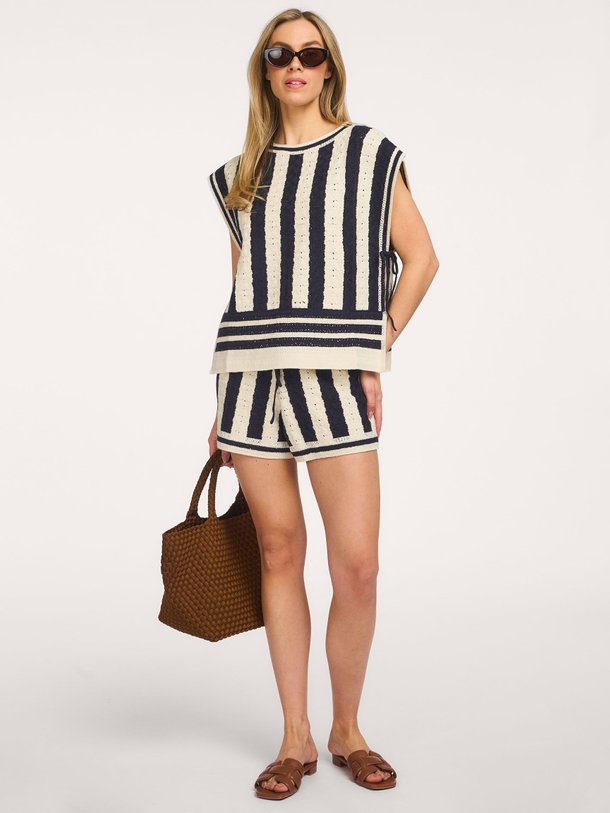 Ontdek de Debbie katoenmix gestreepte top van Frnch in de kleur Donkerblauw bij Orangebag. Op werkdagen voor 21:45 besteld, morgen in huis.