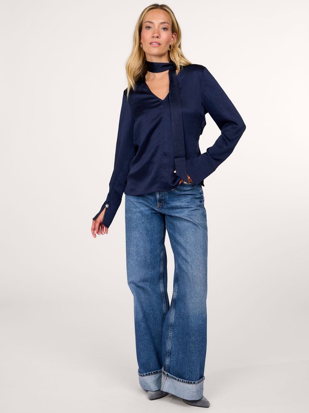 Ontdek de Niyra geweven top met kreuk-effect van Dante 6 in de kleur donkerblauw bij Orangebag. Op werkdagen voor 21:45 besteld, morgen in huis.