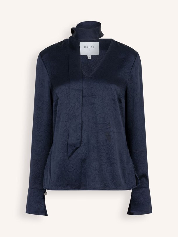 Ontdek de Niyra geweven top met kreuk-effect van Dante 6 in de kleur donkerblauw bij Orangebag. Op werkdagen voor 21:45 besteld, morgen in huis.