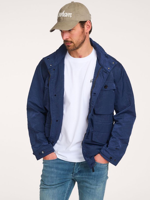 Ontdek de Field geweven jack van Denham in de kleur Donkerblauw bij Orangebag. Op werkdagen voor 21:45 besteld, morgen in huis.