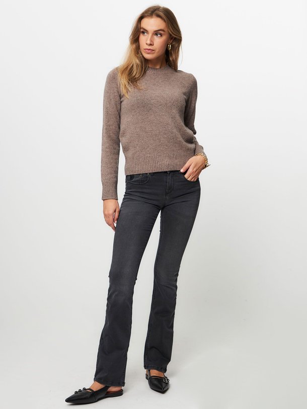 Ontdek de Melrose mid waist bootcut jeans van Lois in de kleur donkergrijs bij Orangebag. Op werkdagen voor 21:45 besteld, morgen in huis.